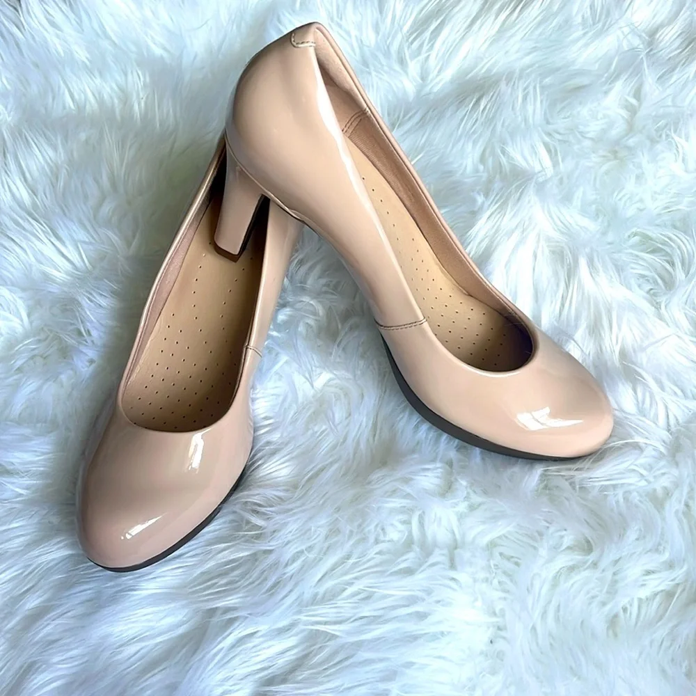 NWOT Clarks Nude Heels - Picture 2 of 7